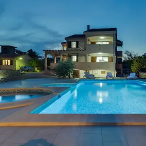 https://villa-zlatni-dvori-razanac.hotelinzadar.com